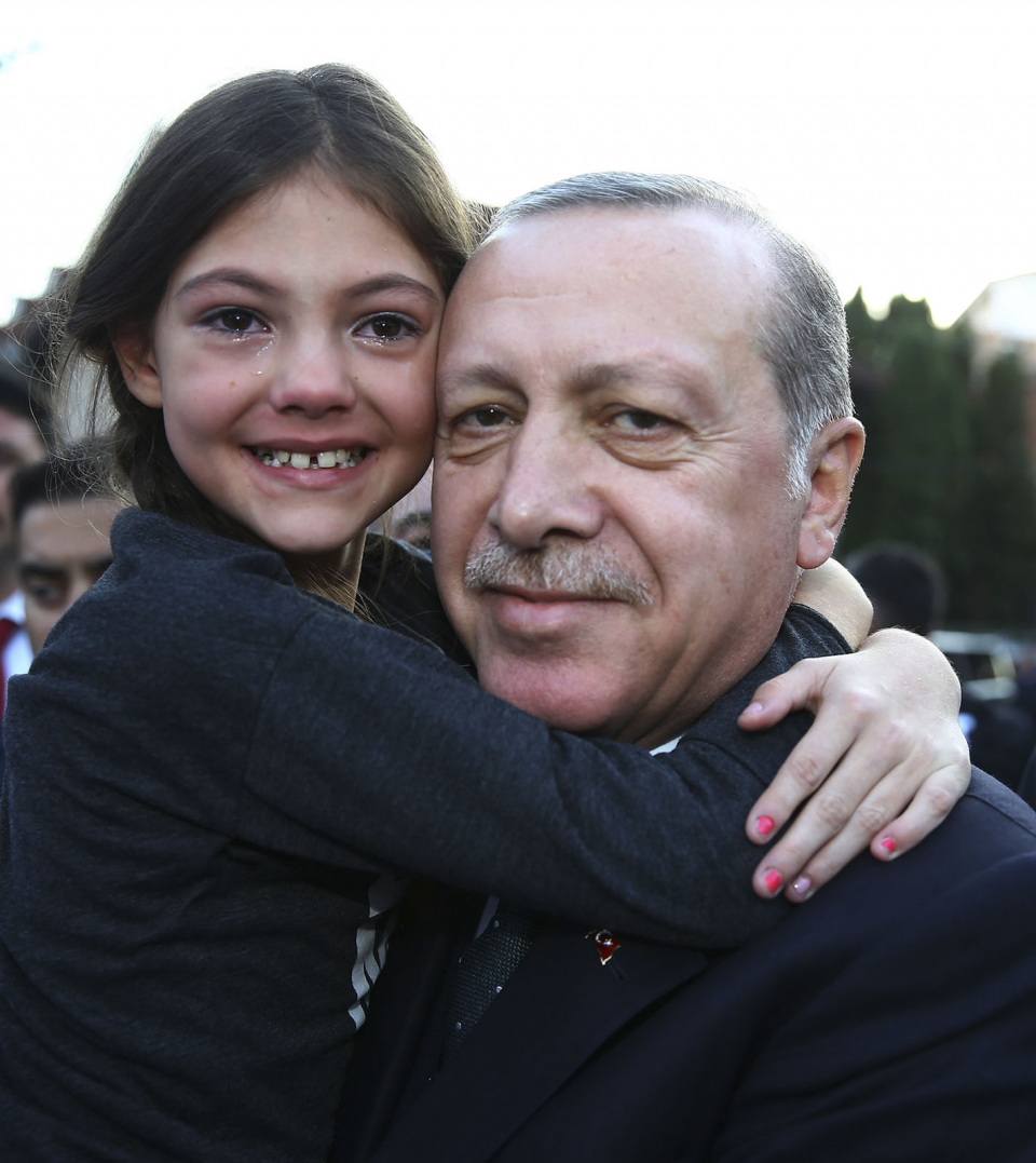 <p><strong>Erdoğan sevgisi</strong><br />
<br />
Cumhurbaşkanı Recep Tayyip Erdoğan Sırbistan'ın Novi Pazar kentinde Boşnak Milli Konseyi’ni (BNV) ziyaret etti. Cumhurbaşkanı Erdoğan, konsey binasına gelişinde kendisine sevgi gösterisinde bulunan bir çocukla fotoğraf çektirdi. </p>