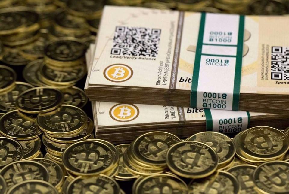 <p>Bitcoin (sembolü: ฿, kısaltma: BTC) herhangi bir merkez bankası, resmi kuruluş, vs. ile ilişiği olmayan elektronik bir para birimidir. Virgülden sonra 100 milyonuncu basamağa kadar birimlere ayrılabilir. Ayrıca Derin Ağ'da en çok kullanılan para birimidir. </p>

<p> </p>
