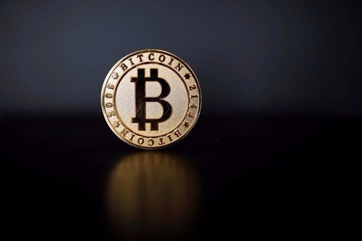 <p>Sistemin ilk bloğunun adı "genesis block" olarak isimlendirilmiştir ve 4 ocak 2009'da üretilmiştir. Bunun gibi bloktaki ilk işlem özel bir işlemdir ve yeni para bloğu oluşturan tarafından başlatılır. Bu, ağa madencilerin katılmaları için bir teşvik sistemidir, bu sayede parayı basacak merkezi bir otoriteye sahip olmayan sisteme, para, istenildiği gibi dağıtık olarak girebilmektedir. </p>

<p> </p>
