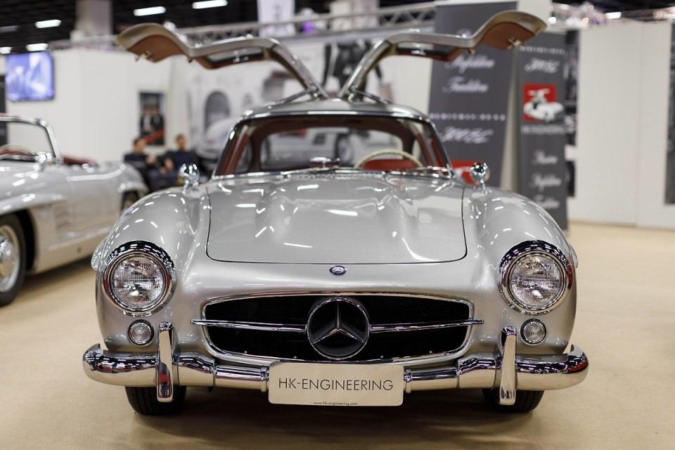 <p>Mercedes-Benz 300 SL Coupe 1955.</p>
<p>Caterham Seven SuperSprint, 2017.</p>
<p> </p>