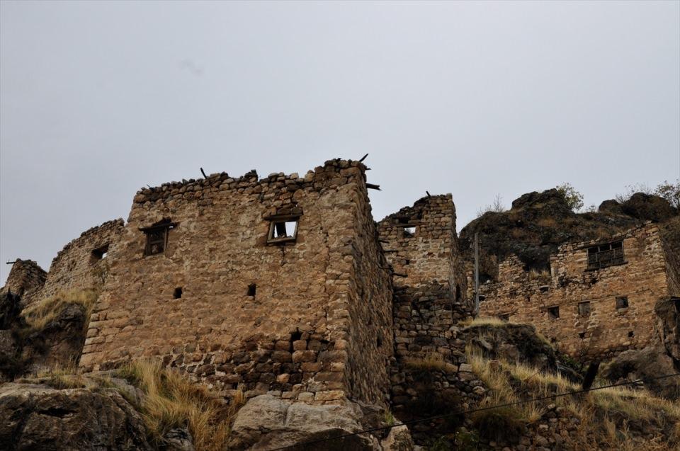 <p>Proje çalışmasının ardından bu yapıların aslına uygun olarak restore edileceğini belirten Ayca, "Kaymakamlık ve belediye binalarımızı da bu evlere taşıyacağız, yeni müze ve kütüphane oluşturacağız. Hem tarihi kale evleri kullanılabilir hale gelecek hem de ilçenin eksikleri giderilecek." dedi. </p>
<p> </p>