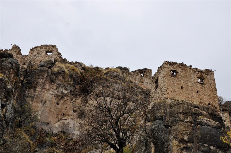 <p>İçişleri Bakanlığınca görevlendirme yapılan Çukurca Belediyesi, Cumhuriyet Mahallesi'nde bulunan tarihi kale evlerinin turizme kazandırılması ve yeni bir yaşam alanı oluşturulması için proje çalışması başlattı. </p>
<p> </p>