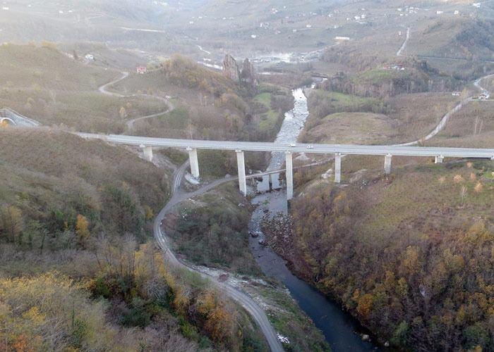 <p>Turizm potansiyeline de çok önemli katkı sunacak bir proje. Burada doğal güzelliklerin ortaya çıkarılması, yeni tesislerin yapılmasıyla ilgili de önemli çalışmalarımız var.</p>