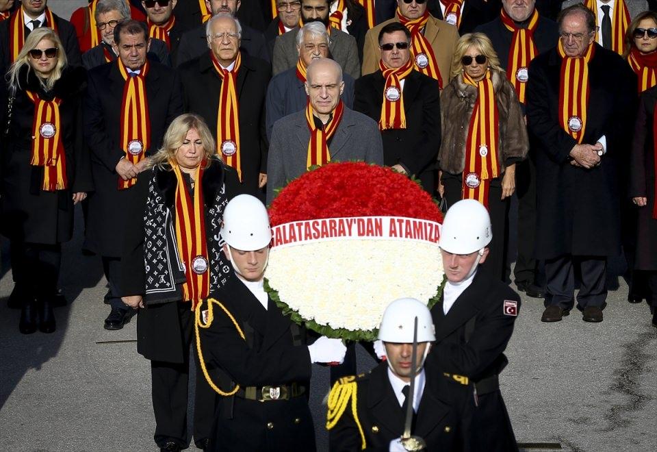 <p>Galatasaray Kulübü Başkanı Dursun Özbek (sol 2) ve kulüp yönetim kurulu üyelerinin yer aldığı heyet, Galatasaray Lisesinin kuruluşunun 150. yıl dönümünde Anıtkabir'i ziyaret etti.</p>

<p> </p>
