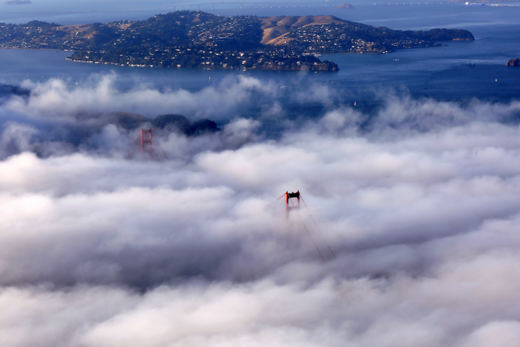 <p><strong>Golden Gate Köprüsü sis içinde</strong><br />
<br />
Amerika Birleşik Devletleri'nin Kaliforniya eyaletinin kuzeyinde yer alan San Francisco, Körfezi Bölgesi'nin en önemli kültürel ve finansal merkezi konumunda. Dünyaca ünlü Golden Gate Köprüsü çoğu zaman sis altında kayboluyor. </p>