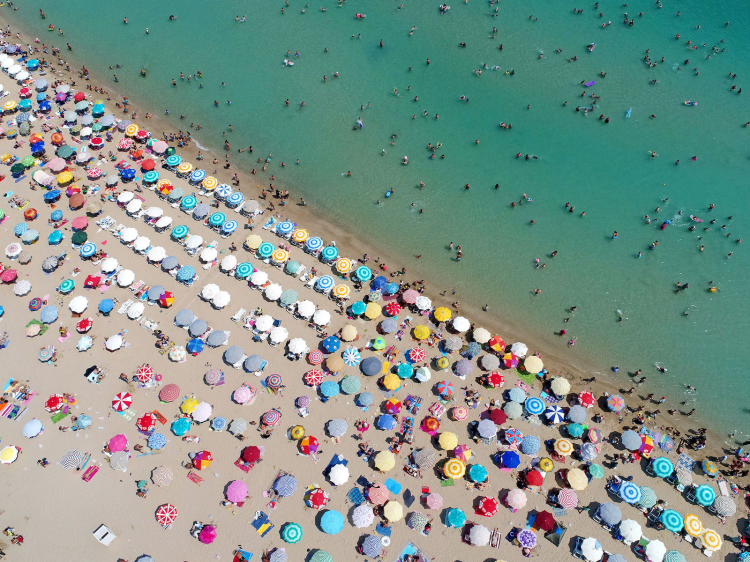 <p><strong>Altınkum’a kuşbakışı</strong><br />
<br />
Türkiye'nin deniz turizmi merkezlerinden Didim'deki Altınkum Plajı, ince kumu ve şehir merkezinde bulunması nedeniyle çok sayıda yerli ve yabancı turisti ağırlıyor.  </p>
