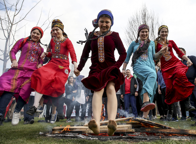 <p><strong>İstanbul’da nevruz</strong></p>
<p>İstanbul'da Nevruz Bayramı, Topkapı Kültür Parkı'nda düzenlenen etkinlikte kutlandı. Etkinliğe katılan vatandaşlar ateşten atladı. </p>