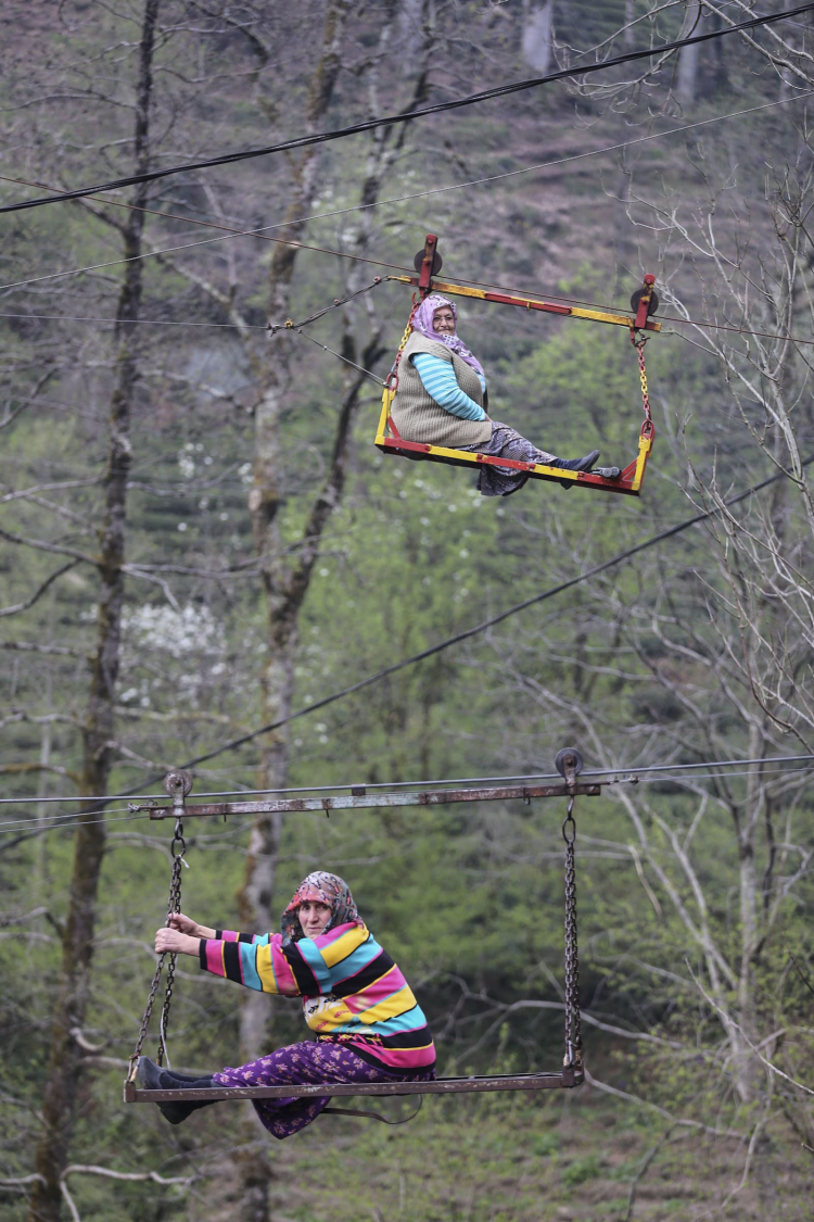 <p><strong>Rize’de teleferikle ulaşım</strong><br />
<br />
Rize'de yaşayan iki kadın, 120 metre uzunluğunda ilkel teleferikle her gün evlerine gidiyor. </p>