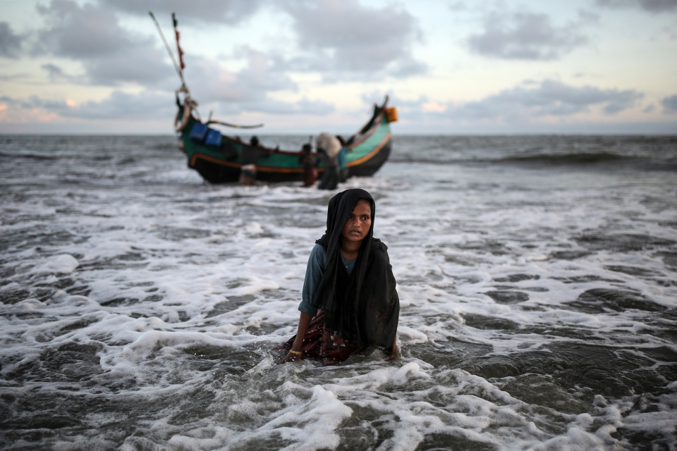 <p><strong>Myanmar’dan teknelerle kaçış</strong><br />
<br />
Myanmar'da kendilerine uygulanan şiddetten kaçan Arakanlı Müslümanlar, Bangladeş’in Shah Porir Dwip yarımadasına geçmek için yerel balıkçılara kişi başı 36 dolar para ödüyor. Sabah ve akşam saatlerinde geçişler yoğunlaşırken, Bangladeş askerleri plaja mülteci bırakan gemileri kontrol altına almaya çalışıyor. </p>