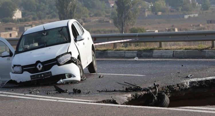 <p>Araba kullanan kişiler bazı kurallara dikkat ederek olası bir kaza ihtimaline karşı önlemini alabilir. İşte araç kullanırken dikkat etmeniz gerekenler...</p>
