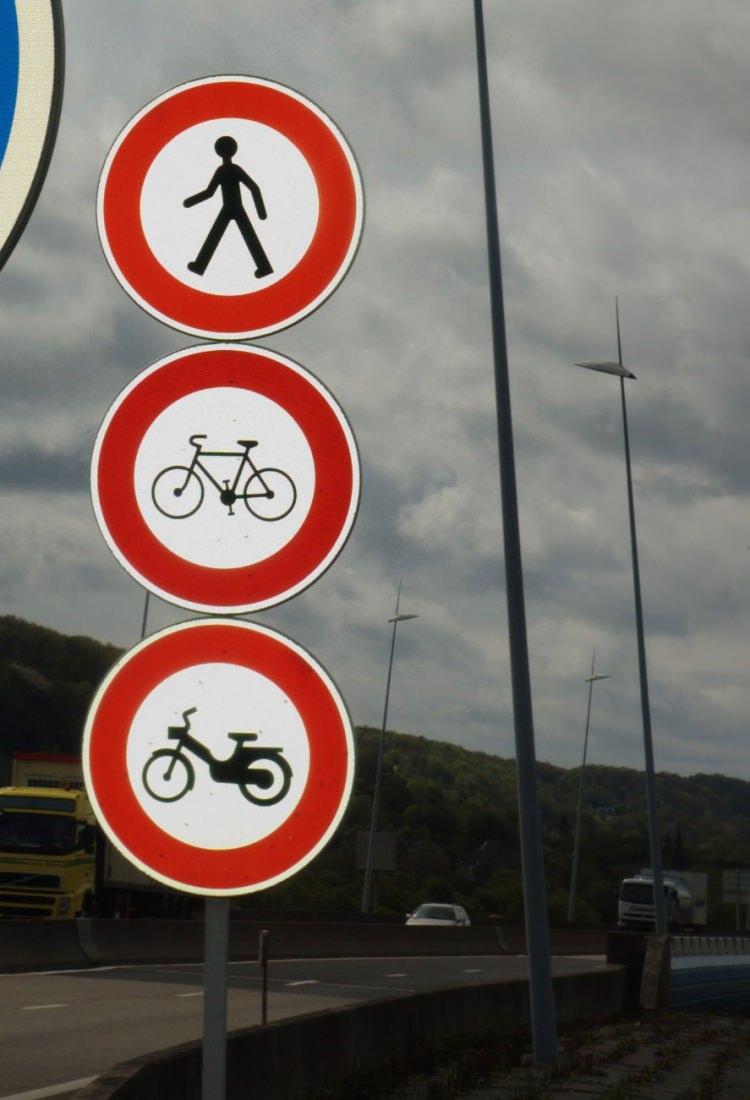 <p>6- Trafik levhalarını dikkate alın.</p>