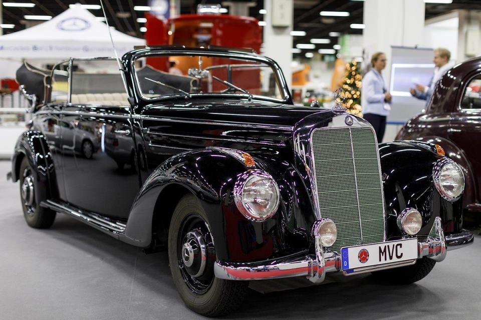 <p>Mercedes-Benz 220 Cabriolet B (W 187).</p>

<p> </p>
