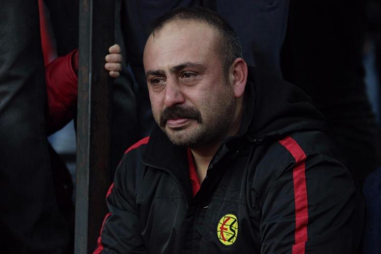 <p>Bazı taraftarlar ise, gözyaşları içinde kırmızı siyahlı futbolcuları alkışlayarak, uzaktan izledi.</p>
