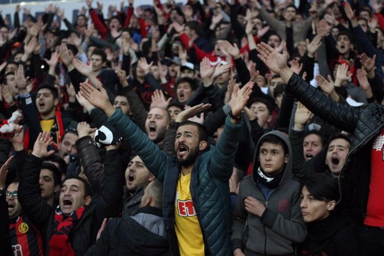 <p>Öte yandan uzun süre stattan ayrılmayan Eskişehirsporlu taraftarlar hep bir ağızdan, “Devlerin aşkı büyük olur, ya dağlar yerle bir olacak ya kıyametler kopacak ya da dünya batacak, senden öyle ayrılacağız” şeklinde tezahürat yaparak takımlarına tam destek verdi.</p>
