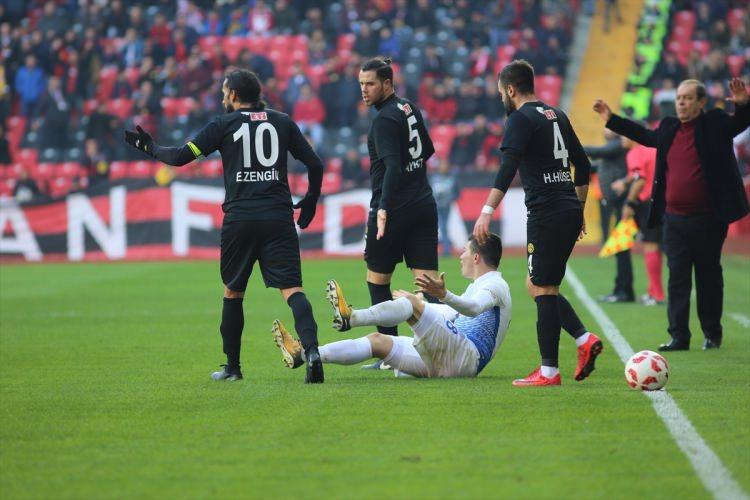 <p>Futbolda birçok ilke imza atan, tribün kültürünü Türk futboluna aşılayan, futbolun efsane kulüplerinden biri olan Eskişehirspor tarihinin en zor günlerini yaşıyor.</p>
