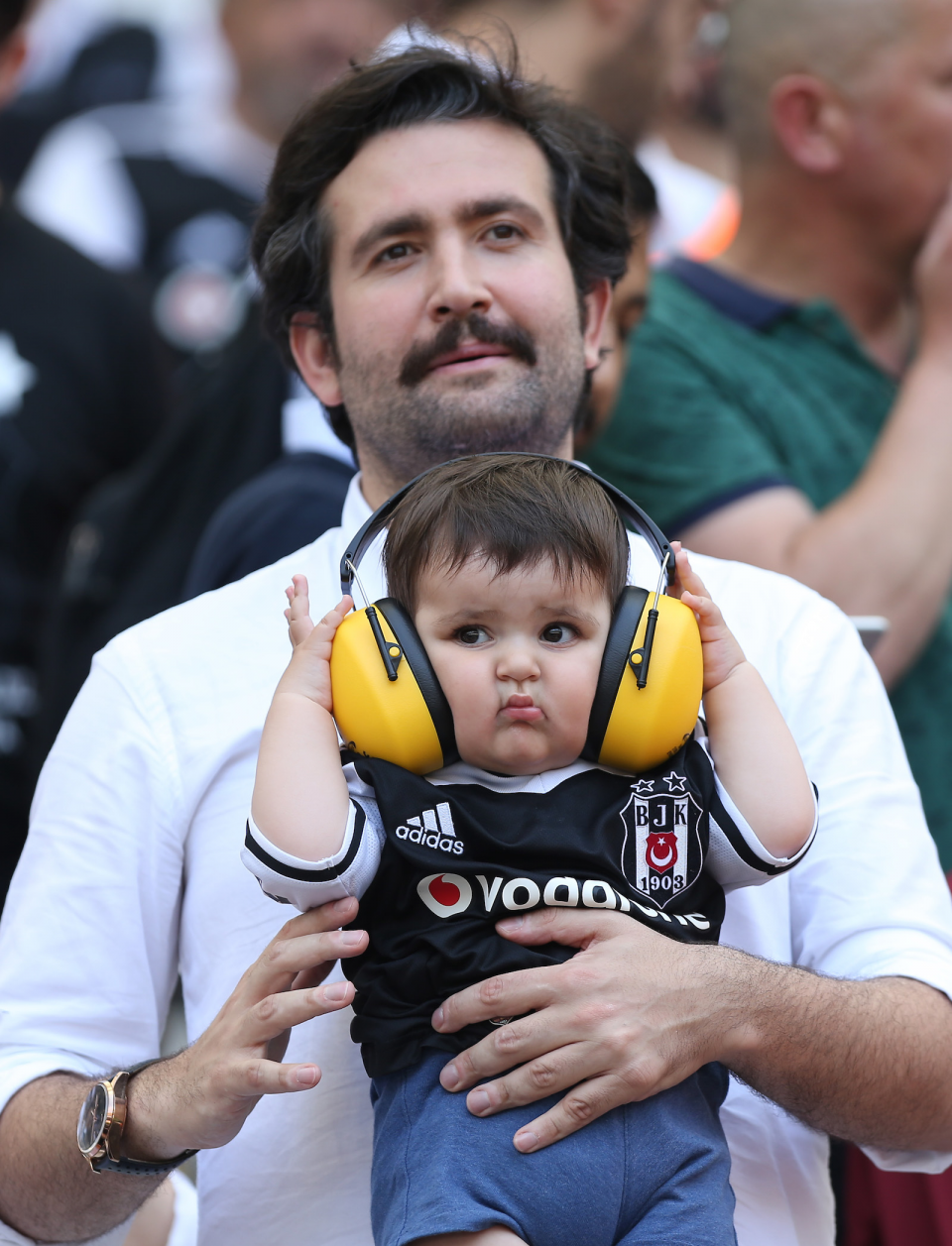 <p><strong>Minik Beşiktaşlı</strong><br />
<br />
Spor Toto Süper Lig'in son haftasında Beşiktaş ile Osmanlıspor, Vodafone Park'ta karşılaştı. Beşiktaşlı bir taraftar, bebeğiyle maçı izledi.  </p>

