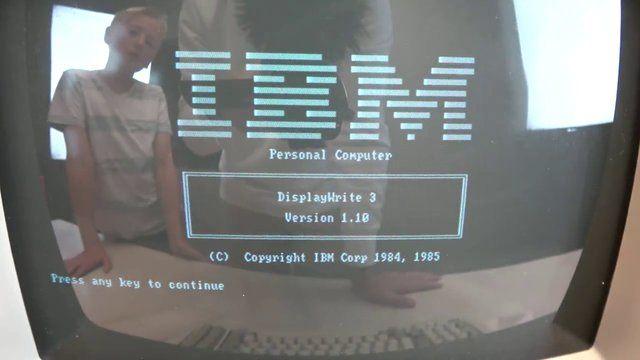 <p>IBM tarafından 1981 yılında üretilen ilk kişisel bilgisayarı inceleyen baba oğul, içinde ne olduğunu merak edince, aleti paramparça ettiler.</p>
