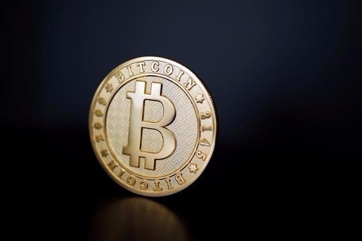 <p>Böylece toplanan kayıtlar blok adı verilen yapıların içinde yer alır. Her bir blok üzerinde yüksek işlem gerektiren bir hash algoritması uygulanarak, belli bir sıfır sayısıyla başlayan ifadenin bulunması istenmektedir. Yaklaşık 10 dakikada bire tekabül eden bu işlemi gerçekleştiren ilk kullanıcıya sıfırdan 50 BTC (şu anda 25 BTC) ödül olarak verilir. Böylece Bitcoin'ler emisyona sürülmüş olur. </p>

<p> </p>

