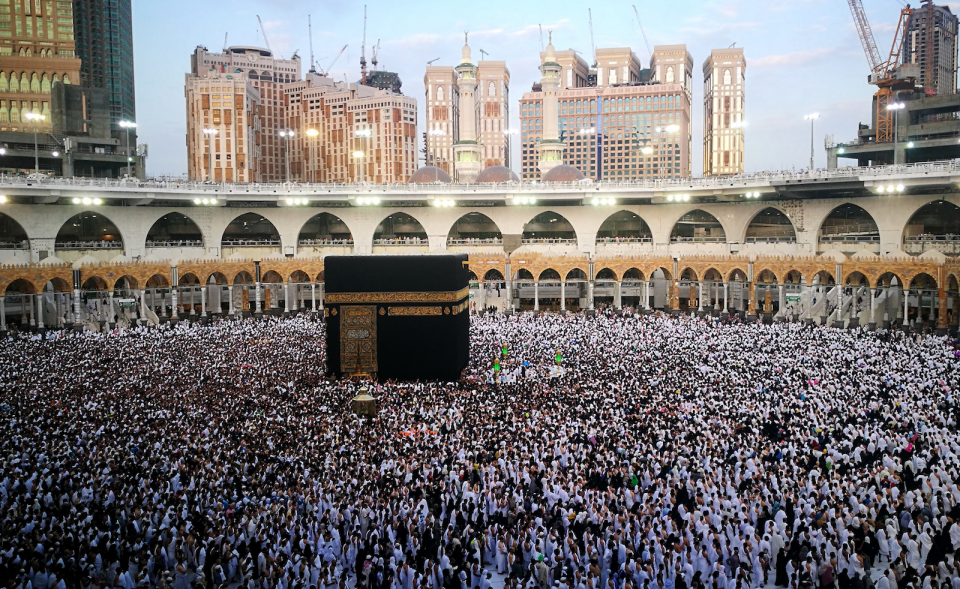 <p><strong>Kutsal topraklarda Ramazan</strong><br />
<br />
Müslümanların kıblesi Kabe-i Muazzama'da Ramazan ayı yoğunluğu yaşandı. Dünyanın çeşitli yerlerinden kutsal topraklara Umre için gelen müslümanlar, Kabe'yi dualar eşliğinde tavaf etti. </p>