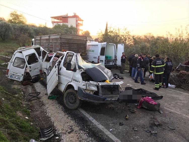 <p>Hatay'ın Altınözü ilçesinde kaçak göçmeleri taşıyan minibüs ile kamyon çarpıştı. Kazada, ilk belirlemelere göre 10 kişi öldü, 1'i sürücü 7 kişi de yaralandı.</p>