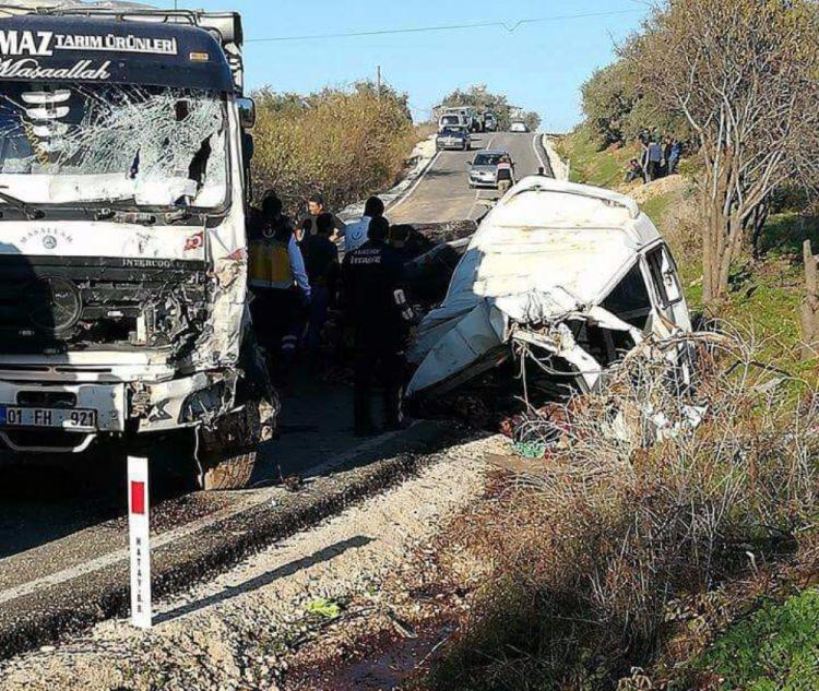 <p>Suriye'den kaçak yollarla sınırı geçerek Türkiye'ye girdiği belirlenen göçmenleri taşıdığı belirtilen minibüsü, asayiş uygulaması yapan jandarma ekipleri durdurmak istedi.</p>