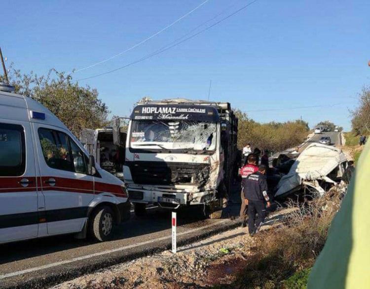 <p>Bir süre sonra aracın kontrolünü yitiren minibüs sürücüsü karşı yönden gelen 01 FH 921 kamyonla çarpıştı. Kamyonun altına girip sürüklenen minibüs, hurda yığınına döndü.</p>
