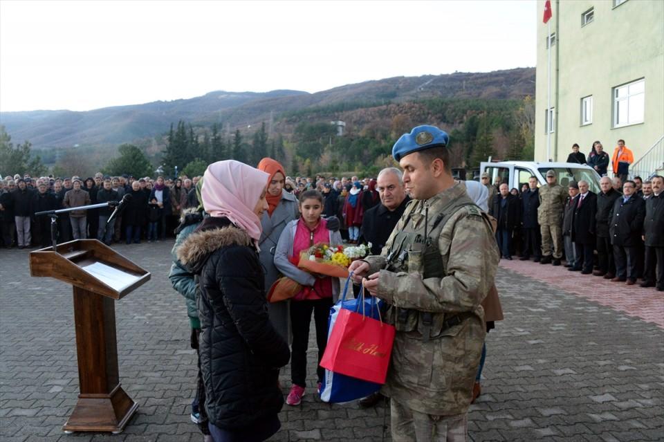 <p>Törene aileleriyle katılan, ilçede öğrenim gören ilk ve ortaokul öğrencileri de komandolara yazdıkları mektupları İrban'a teslim etti.</p>
<p> </p>