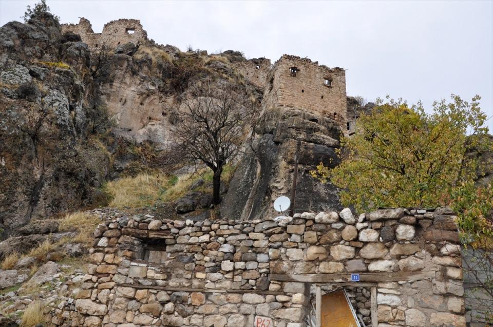 <p>Geçen yıl İl Kültür Turizm Müdürlüğü tarafından birinci derece sit alanı olarak tescillenen ve sivil mimarinin en güzel örneklerinden biri olma özelliğini taşıyan kale evleri restore edilecek ve bu evlerde kafe, restoran, sosyal donatı alanları ve butik oteller gibi yeni yaşam alanları oluşturulacak.</p>
<p> </p>