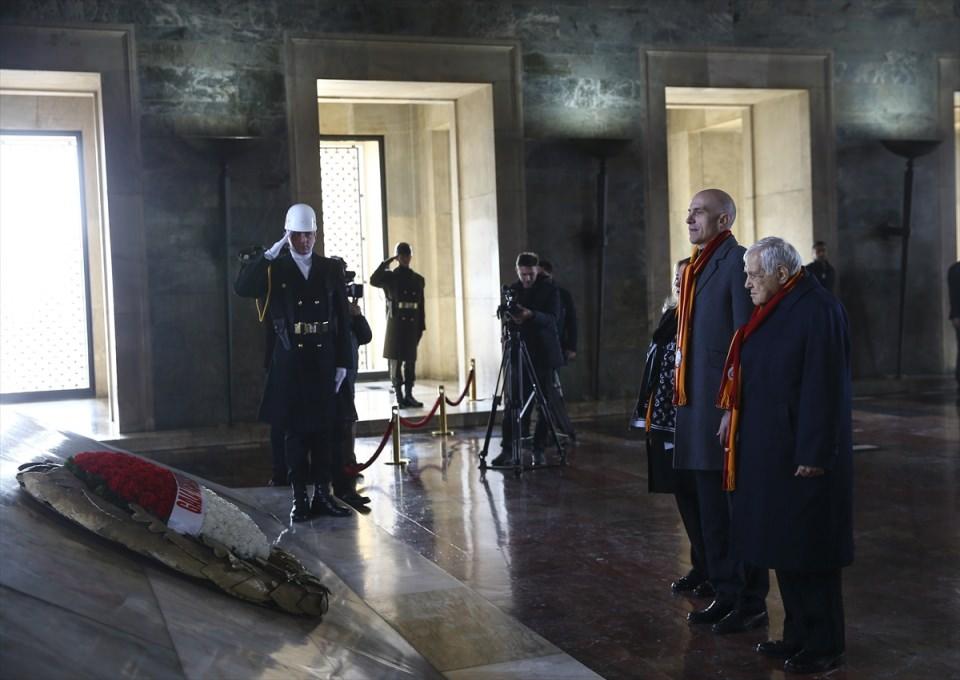 <p>Galatasaray Lisesinin kuruluşunun 150. yıl dönümü nedeniyle ilk olarak Anıtkabir'i ziyaret ettiklerini ifade eden Özbek, etkinliklerin 2018 yılının sonuna kadar devam edeceğini aktararak, "Cumhuriyetimizin kurucusu büyük önderimiz Atatürk'ü öncelikle ziyaret ettik. </p>

<p> </p>
