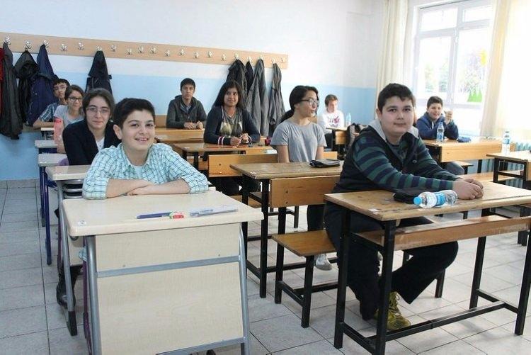 <p>Eğitim bölümleri Aralık'ta oluşturulacak. Her ortaokul bir lise ile ilişkilendirilecek. Bir başka deyişle; öğrenci, merkezi sınava girmezse gideceği lise daha ortaokuldan belirlenecek.</p>