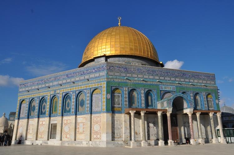 <p>Peygamberimiz Hazreti Muhammed'in (sav) Miraç gecesi, Kubbetus Sahra'nın içinde bulunan muallak kayasının üzerinden 7 kat semaya yükseldiği aktarılır. </p>
