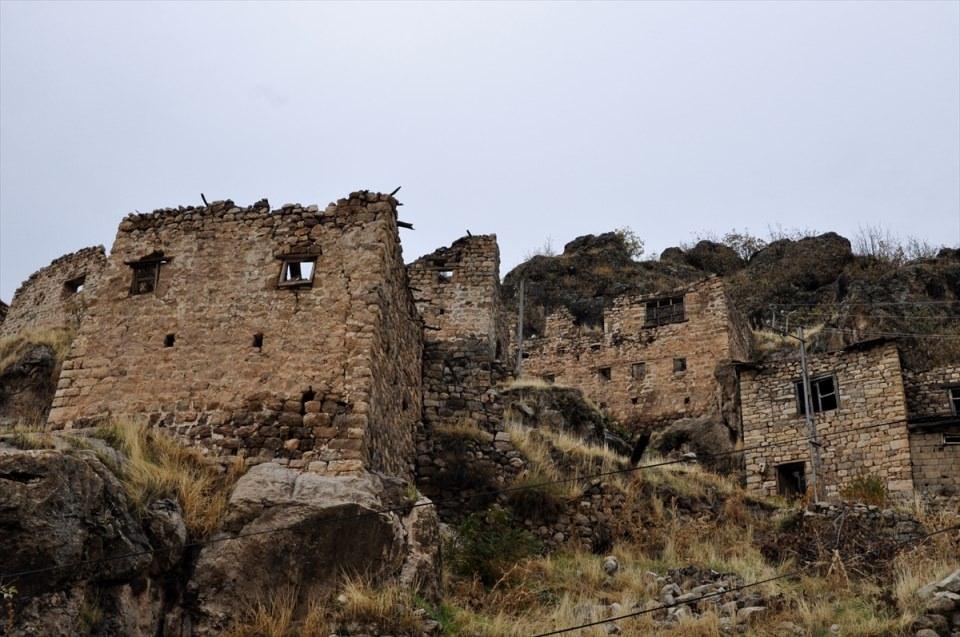 <p>Çukurca Kaymakamı ve Belediye Başkan Vekili Temel Ayca, AA muhabirine yaptığı açıklamada, yaklaşık 400 yıllık tarihi geçmişe sahip kale evleri bölgesinde 21 yapının bulunduğunu söyledi. </p>
<p> </p>