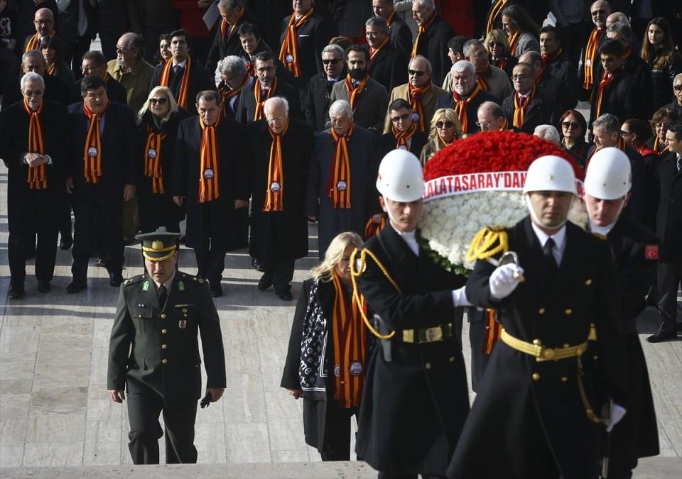 <p><strong>Başkan Özbek'ten derbi yorumu</strong></p>

<p>Galatasaray Kulübü Başkanı Dursun Özbek, törenin ardından Anıtkabir dışında yaptığı açıklamada, yarınki Beşiktaş-Galatasaray derbisinin "dostluk maçı" olmasını temenni etti.</p>
