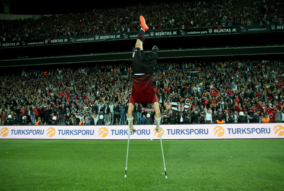 <p><strong>Türkiye’nin sevinci</strong><br />
<br />
Türkiye'nin ev sahipliğinde düzenlenen Avrupa Ampute Futbol Federasyonu (EAFF) Avrupa Şampiyonası Final mücadelesinde Türkiye Ampute Milli Takımı, İngiltere Ampute Milli Takımı'nı 2-1 mağlup ederek Avrupa Şampiyonu oldu. Milliler maçın son düdüğü ile büyük sevinç yaşadı.   </p>
