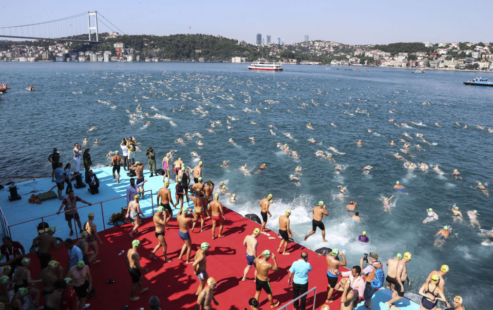 <p><strong>Boğaziçi Kıtalararası Yüzme Yarışı</strong><br />
<br />
Türkiye Milli Olimpiyat Komitesi (TMOK) tarafından bu yıl 29'uncusu düzenlenen Samsung Boğaziçi Kıtalararası Yüzme Yarışı, İstanbul Boğazı'nda gerçekleştirildi. </p>