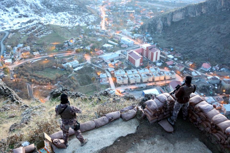 <p> Irak'ın sınırında olan ve bugüne kadar çok sayıda teröristlerin saldırısına uğrayan yaklaşık 10 bin nüfuslu Çukurca'yı, kuş bakışı görebilen Sancak Tepe ve Bayrak Tepe'yi ise çevik kuvvet ekipleriyle birlikte özel hareket polisleri koruyor. </p>