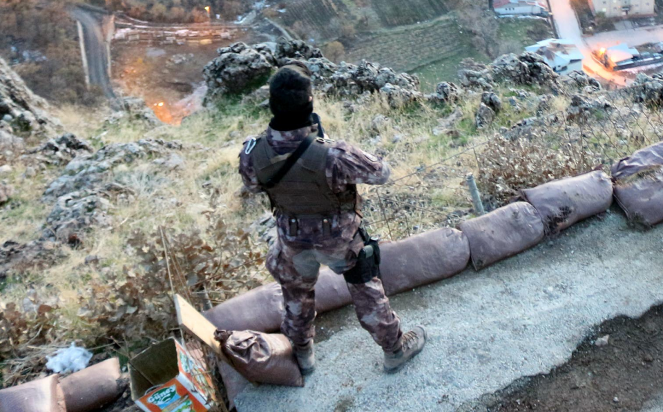 <p>"Burada bölücü örgüt unsurlarına karşı asker ve güvenlik korucularıyla birlikte vatanımızı korumak için 7/24 vatan nöbeti tutuyoruz. Yazın hava sıcaklığı zaman zaman 35-45 dereceye kadar çıkıyor. Kışın ise sıfırın altında eksi 35’e iniyor. Ama ne olursa olsun halkımız şunu bilsin ki, biz her zaman buradayız, bu şerefli görevin başındayız. Bu ülkeyi böldürtmeyeceğiz. Bu vatan için seve seve kanımızı akıtmaktan da çekinmeyeceğiz. Bu şerefli bayrağın altında kardeşçe, milletçe birlikte yaşayacağız. Her kes bundan emin olsun."</p>
<p> </p>