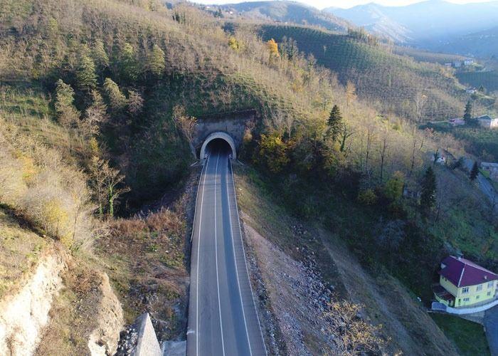 <p>Şu ana kadar 50 kilometre bitirildi. Diğer etaplarda devam ediyor. İlimizdeki zorluk tünellerin çok fazla olması. 88 kilometrelik güzergah üzerinde 15.1 kilometre uzunluğunda 25 tane tek tip tünel, çok sayıda köprü, viyadük içeriyor. 25 tünelden şu ana kadar 23 tanesi tamamlanmış durumda. 2 tünelin inşaatı devam ediyor. </p>
