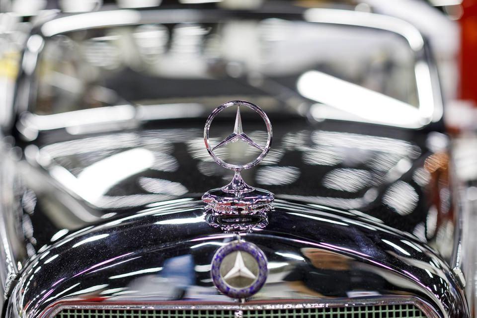 <p>Mercedes-Benz 220 Cabriolet B (W 187).</p>
<p> </p>