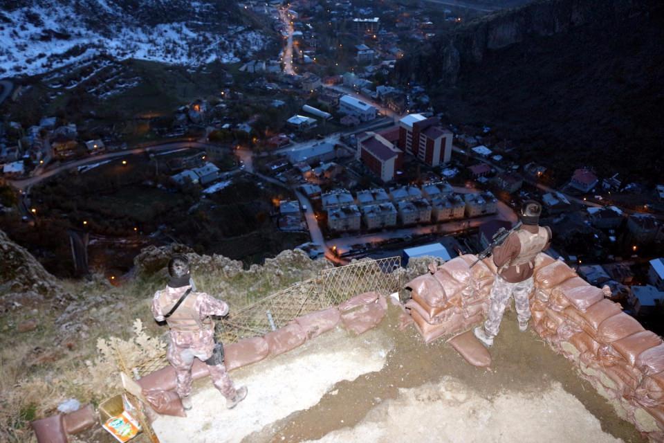 <p><strong>"VATANA CANIMIZ FEDA"</strong><br />
<br />
Sıfır noktasındaki Çukurca'da adeta kuş uçurtmayan özel hareket polisleri, vatan için her türlü fedakarlığa hazır olduklarını belirtiyor. Yaz aylarındaki sıcak, kış aylarındaki soğuk havanın kendilerini yıldırmadığını belirten polisler, nöbet tuttukları üs bölgelerinin çok kritik olduğunu belirterek şöyle dedi:</p>