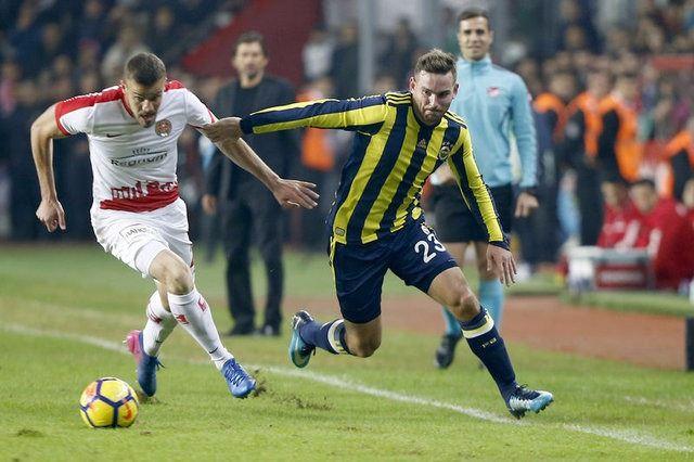 <p>Antalyaspor'u yenerek üst üste 2. kez galip gelen ve 3. sıraya çıkan Fenerbahçe'de golcü krizi baş gösterdi. </p>

<p> </p>

<ul>
</ul>

<ul>
</ul>
