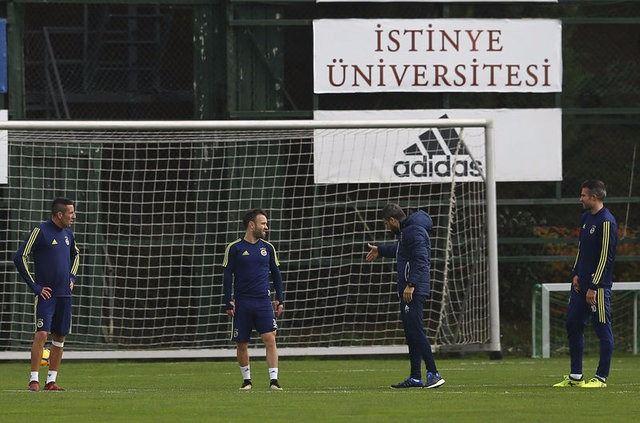 <p>SOSYAL MEDYA YIKILDI</p>

<p>Janssen'in cezalı duruma düşmesi, Soldado'nun sakatlanması üzerine sosyal medyada Van Persie gündem oldu. Hollandalı oyuncuyla ilgili yapılan bazı yorumlar:</p>
