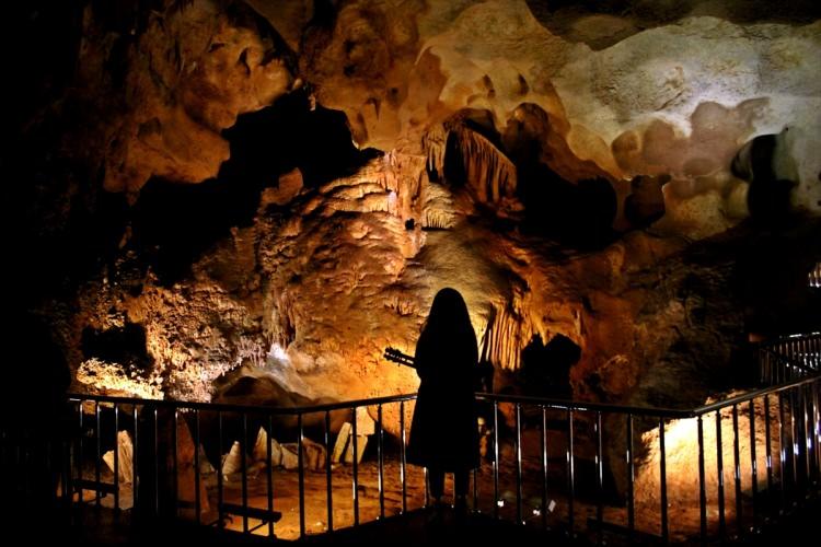 <p>İlçenin yaklaşık 10 kilometre kuzeybatısında bulunan ve Taşkuyu Mağarası adıyla ziyarete açılan mağara, deniz seviyesinden 214 metre yükseklikte bulunurken, içerisindeki sıcaklık 20 ila 24 derece arasında değişkenlik gösteriyor. </p>
<p> </p>