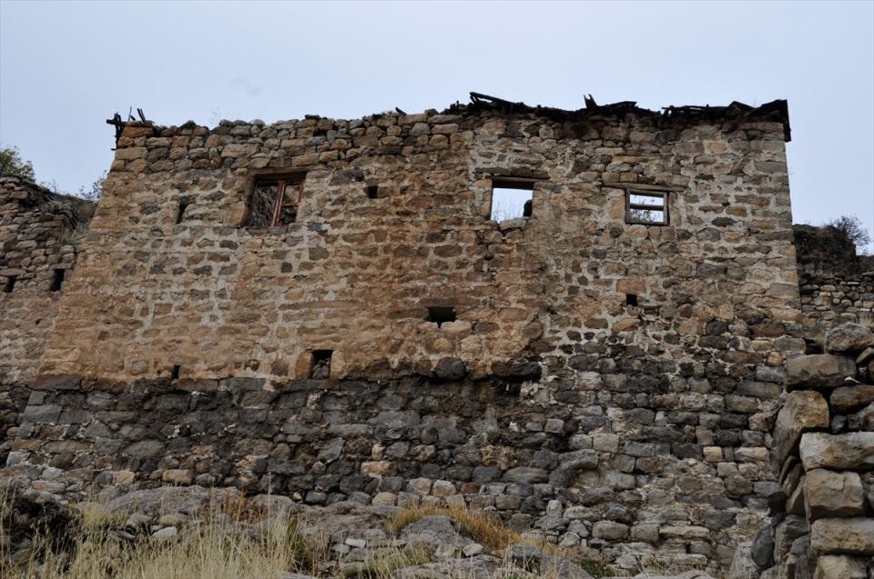 <p><strong>Ayca, kale evlerinin Anadolu'da kat mülkiyeti verilmiş ilk yerler arasında bulunduğu aktararak, şunları kaydetti:</strong></p>
<p> </p>
<p>"Çukurca kale evleri 1991 yılında Bakanlar Kurulu kararıyla afet bölgesi ilan edildi. Afet bölgesi ilan edildikten sonra insanlar burayı yavaş yavaş boşaltmış. En son 1998 yılında tamamen terk edilmiş. Biz burada bahar aylarıyla beraber restorasyon çalışmasına başlamayı düşünüyoruz. Bir yıl sonra da evlerin bir kısımını yaşanabilir hale getirmek istiyoruz. Projenin ilerleyen aşamalarında diğer ilgili kurumlarla da iletişime geçerek birlikte çalışma gerçekleştireceğiz." </p>