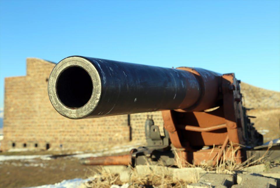 <p>Tarihten beri Anadolu'nun kalesi olan Erzurum'da, Osmanlı Devletince doğu sınırlarının korunması amacıyla yapılan ve "93 Harbi" olarak bilinen 1877-1878 Osmanlı-Rus Savaşı'nın en çetin muharebelerinin geçtiği Aziziye Tabyası'nın da aralarında bulunduğu bir çok tabya 140 yıldır tarihe ışık tutuyor.</p>
<p> </p>