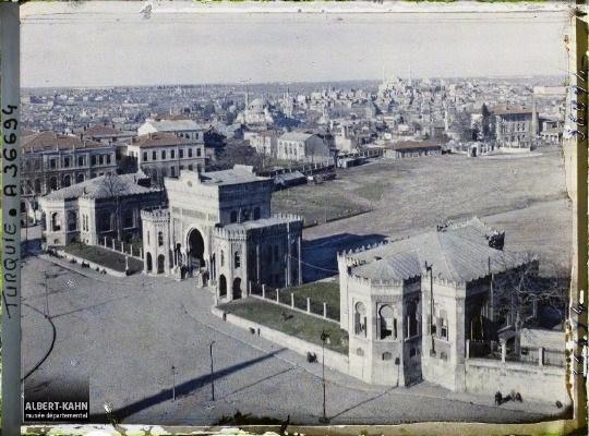 <p> 2 Aralık 1922 tarihinde çekilen fotoğrafta bugün İstanbul Üniversitesi olarak kullanılan Osmanlı İmparatorluğu Savunma Bakanlığı Seraskerat´ın anıtsal kapısı görülüyor.  </p>

<p> </p>
