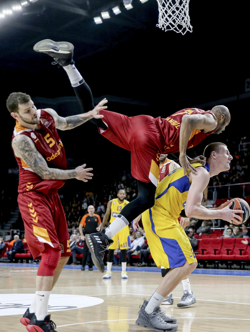 <p><strong>Galatasaray Odeabank-Maccabi FOX</strong><br />
<br />
Basketbol THY Avrupa Ligi’nde Galatasaray Odeabank takımı, İsrail'in Maccabi FOX takımıyla Abdi İpekçi Spor Salonu'nda karşılaştı. Bir pozisyonda, Galatasaray Odeabank takımı oyuncuları Vlademir Micov (5) ve Alex Tyus (7), Maccabi FOX takımı oyuncusu Colton Iverson (24) ile mücadele etti.  </p>
