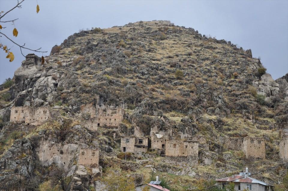 <p>Çukurca ilçesindeki tarihi kale evleri restore edilerek, turizme kazandırılacak. </p>