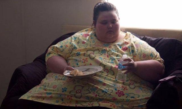 <p>Hareket dahi edemeyen genç kızın yaşı ilerledikçe kilosu da artmaya başladı.Aşırı kilosu yüzünden intihar girişiminde bulunan Christina, çok zor günler geçirdiğini söyledi.</p>
