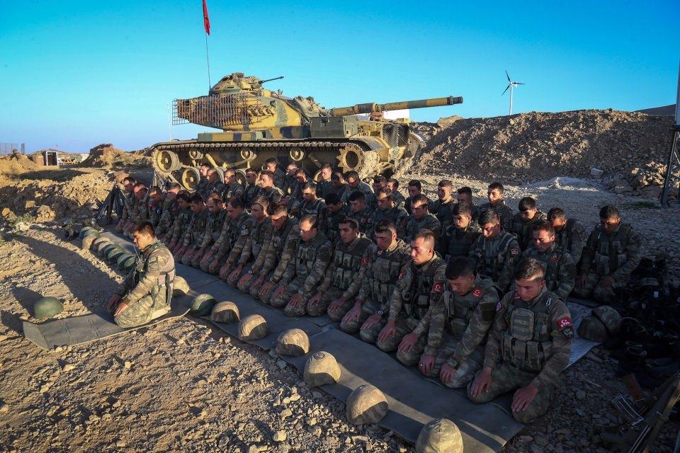 <p><strong>Mehmetçik’in bayram namazı</strong><br />
<br />
Hakkari'nin Şemdinli ilçesi kırsalında 2 bin 900 metre rakımlı tepede kurulan üs bölgesinde vatani görevini yapan Mehmetçik, bayram namazı kıldı.  </p>

